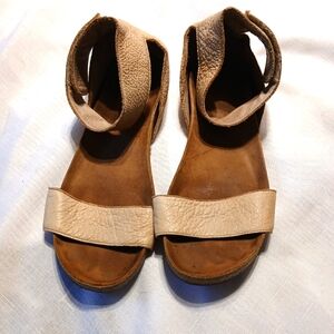 Chocolat Blu York Beige Pebbled Leather Ankle Strap Sandals